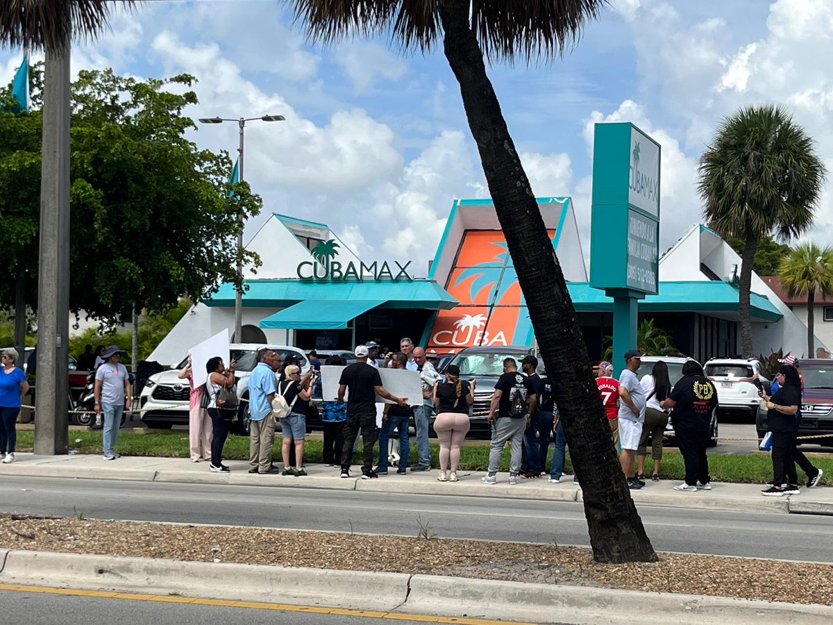 Protesta de Exilio Unido Ya contra cómplices de la dictadura cubana en #Hialeah