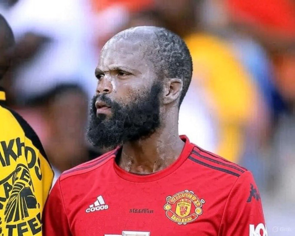 Manchester United fans watching Chelsea win against PSG to win another trophy 😭😂