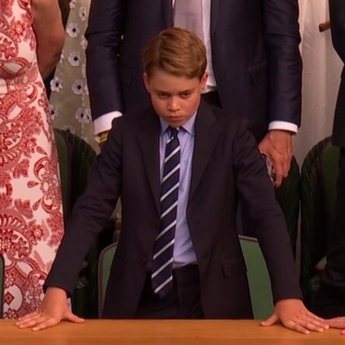 gowdavy's tweet image. This isn't what any normal wean should be wearing.
The windsors really are a dysfunctional family.
#NotMyKing
