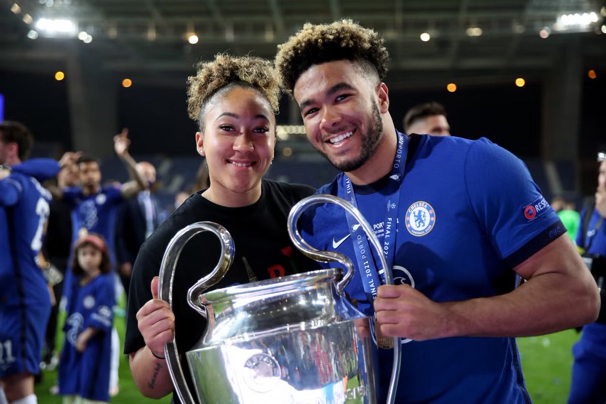 Lauren y Reece James son hermanos. Crecieron jugando juntos, en el patio de su casa y en clubes infantiles. Ambos juegan en Chelsea e Inglaterra. Hoy, ella arrasó 6 a 1 a Gales por Eurocopa fem y él se consagró campeón del Mundial de Clubes. Fútbol en la sangre. Y mucho futuro ⚽️