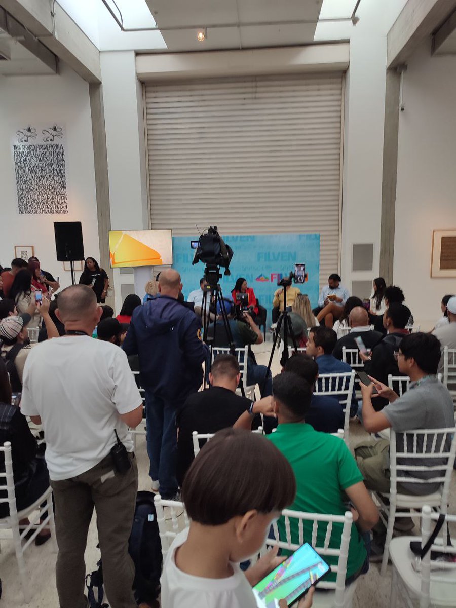 VisionEnigma's tweet image. #EsNoticia 
Hoy en la #FILVEN2025: Indihiriana Parada presenta ¿Y si las sanciones matan?💡📖 Una reflexión poderosa que no puedes ignorar. ¡Asiste y participa! �🗣️ #LibrosQueImportan