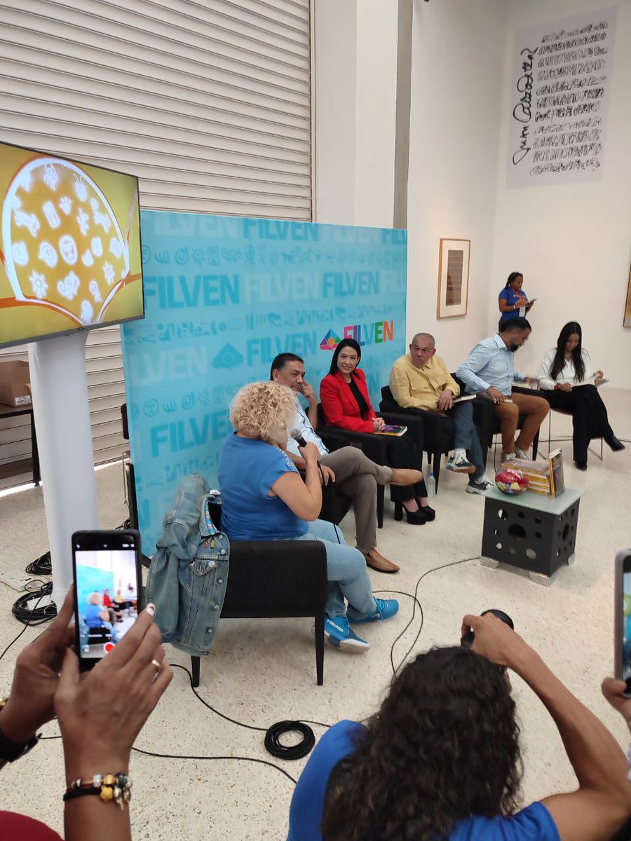 VisionEnigma's tweet image. #EsNoticia 
Hoy en la #FILVEN2025: Indihiriana Parada presenta ¿Y si las sanciones matan?💡📖 Una reflexión poderosa que no puedes ignorar. ¡Asiste y participa! �🗣️ #LibrosQueImportan