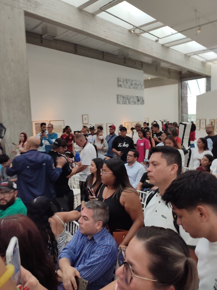 VisionEnigma's tweet image. #EsNoticia 
Hoy en la #FILVEN2025: Indihiriana Parada presenta ¿Y si las sanciones matan?💡📖 Una reflexión poderosa que no puedes ignorar. ¡Asiste y participa! �🗣️ #LibrosQueImportan