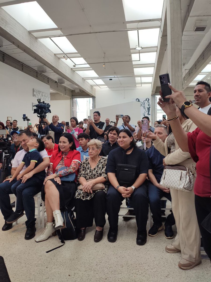 VisionEnigma's tweet image. #EsNoticia 
Hoy en la #FILVEN2025: Indihiriana Parada presenta ¿Y si las sanciones matan?💡📖 Una reflexión poderosa que no puedes ignorar. ¡Asiste y participa! �🗣️ #LibrosQueImportan