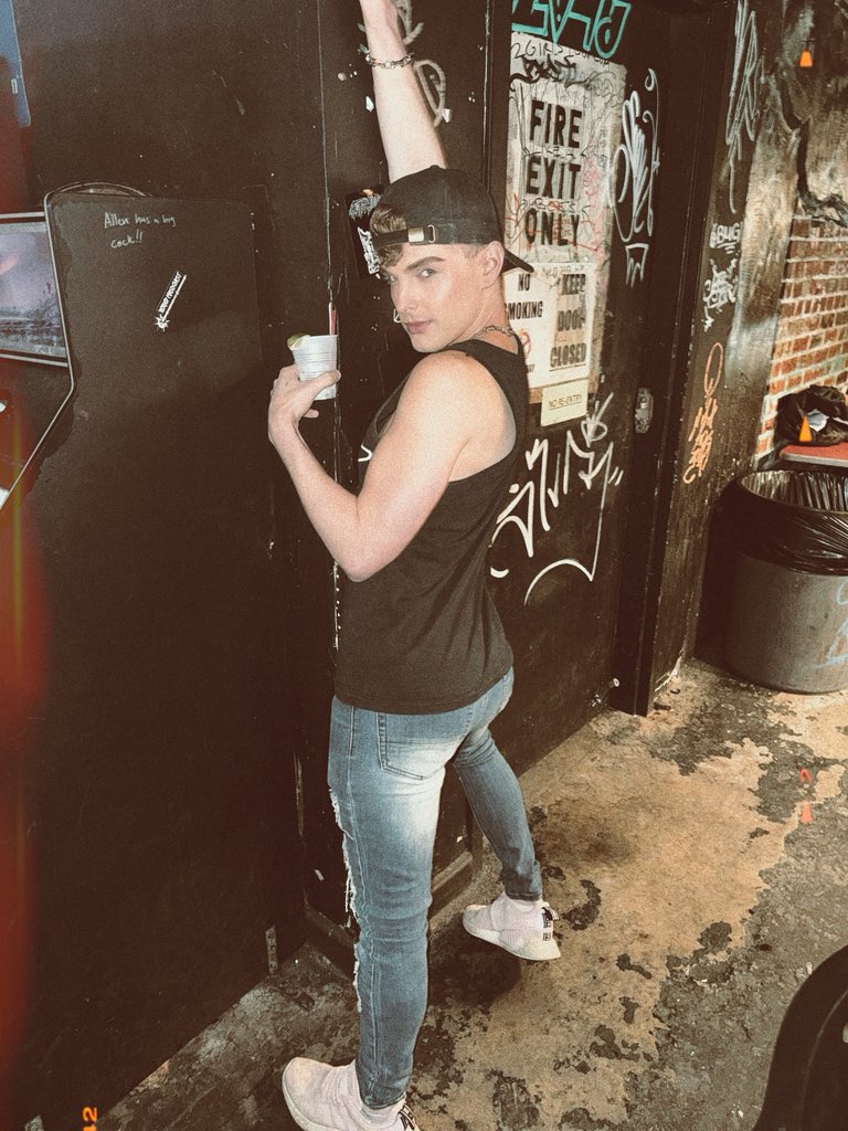samstarqueen's tweet photo. does this pic make me look straight? 😭 https://t.co/Xrwa7WWlQ7