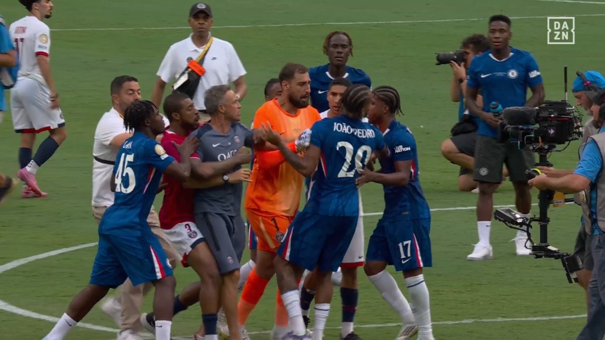 FootballFactly's tweet image. 🚨 Luis Enrique punched João Pedro 🤯