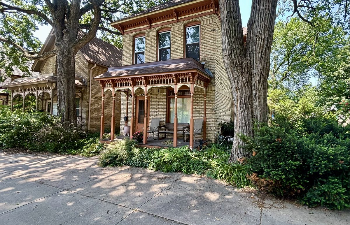 MayorFrey's tweet image. Milwaukee Avenue is 50! What was once slated for demolition is now one of the most beloved, walkable streets in MPLS. Today, I proclaimed it “Milwaukee Avenue Historic District Day,” honoring the neighbors who fought to perserve it & those who continue to make it feel like home.