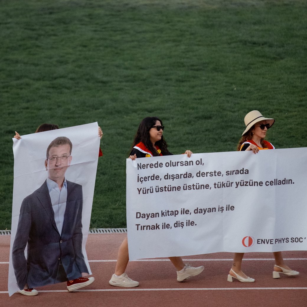 solcugazete60's tweet photo. ODTÜ öğrencileri, mezuniyet töreninde Ekrem İmamoğlu posteri açtı. https://t.co/GLgrWuLPWW