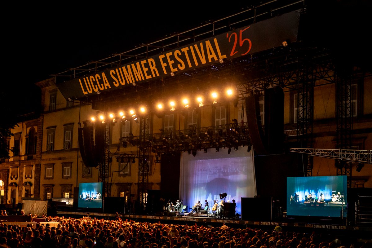 LuccaSummerFest's tweet image. Robert Plant presents Saving Grace, feat. Suzi Dian, sonorità magiche per la band guidata da una leggenda della musica!

#LSF25

Foto di Francesco Prandoni