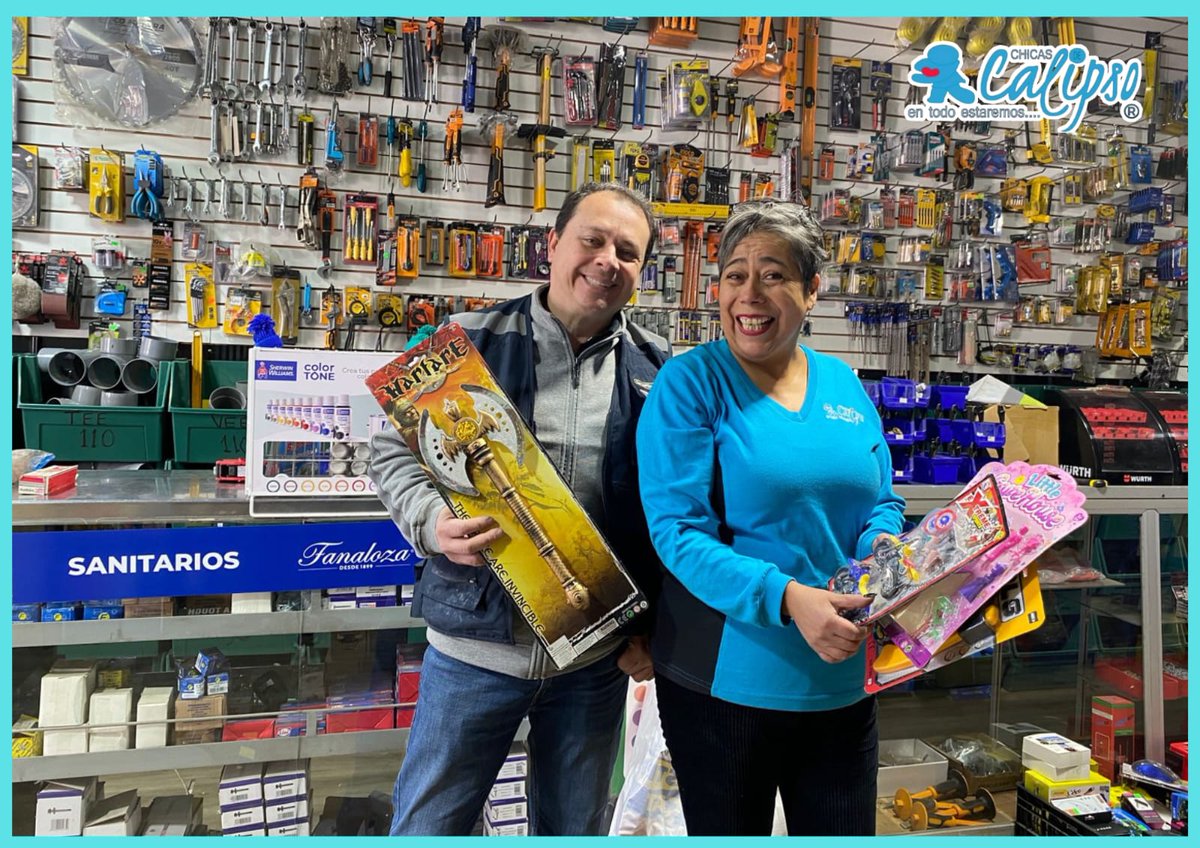 CHICASDECALIPSO's tweet photo. Agradecemos a quienes nos apoyan en nuestra campaña de juguetes. Don Enrique Martínez de la ferretería #Ferremundo  de la comuna de #SanBernardo nos hizo entrega de más de 35 juguetes nuevos. También la Sra. Claudia Galleguillos Quezada junto a su pequeña de la Comuna #Cerrillos, se acercó a nuestra sede para entregar su aporte 👏🏻💙 #DonaUnJuguete #RegalaUnaSonrisa #MesDeLaNiñez #SomosChicasDeCalipso #AmamosAChayanne @CHAYANNEMUSIC