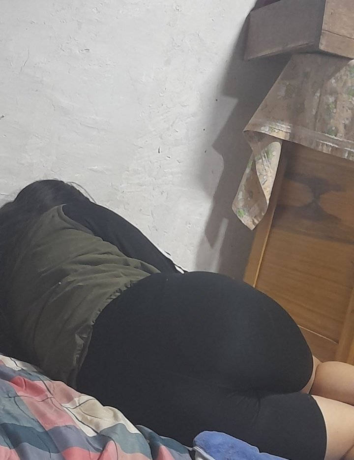 ArianaNicol97's tweet photo. Cuando viene mamá del trabajo mi papá me pide que use licras para que se me marque la tanga qué estoy usando y así cuando se valla mamá aprovechar para tener sexo padre e hija 🤭♥️🥵🤭 https://t.co/aN7rsbk7rT