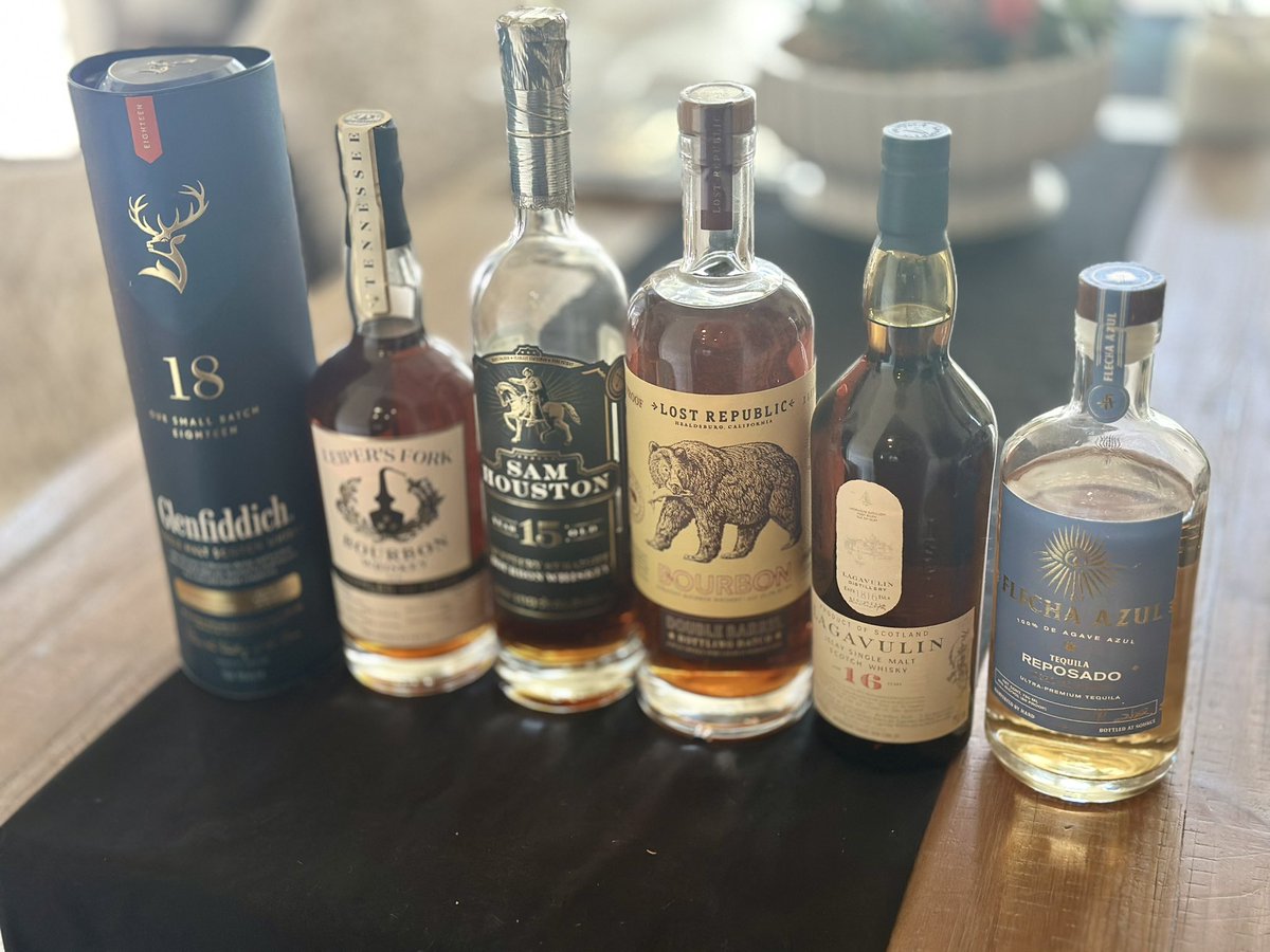 Cathrinmachin's tweet image. Setting up for our scotch and scopes workshops, everyone else is gonna have to drink on my behalf. 🥃🔭