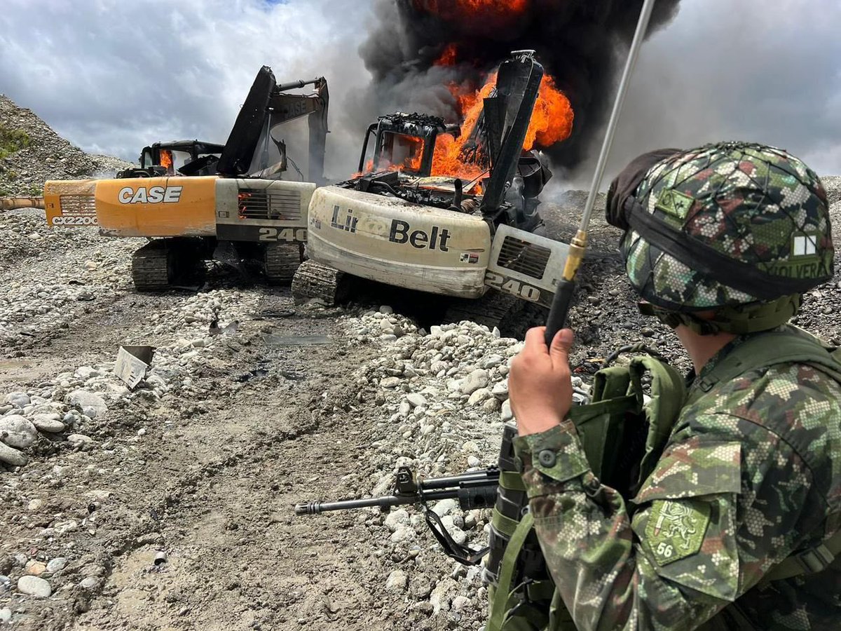 PedroSanchezCol's tweet photo. Quien se involucre en una actividad ilegal, debe ser consiente de los efectos jurídicos a los que se expone. 

¡Golpe estructural a la minería ilegal en el Cauca! Capturados operadores logísticos de las rentas criminales de alias ‘Mordisco’.

Gracias a una operación conjunta de nuestro @COL_EJERCITO, @PoliciaColombia y @FiscaliaCol, fueron capturados dos presuntos coordinadores logísticos de las rentas criminales de alias ‘Mordisco’, cabecilla del GAO-r ‘Jaime Martínez’. Estos individuos abastecían insumos para la explotación ilegal de oro en López de Micay.

Esta red generaba más de 2.000 millones de pesos mensuales, recursos con los que se financiaban armas, logística y expansión del cártel de Mordisco. 

Los capturados deberán responder por los presuntos delitos de explotación ilícita de yacimientos mineros y otros materiales, concierto para delinquir agravado y contaminación ambiental por el uso indiscriminado de recursos naturales no renovables. Golpeamos a esta estructura donde más le duele: en sus finanzas ilegales.

La minería ilegal es un crimen ambiental, social y económico.
Destruye selvas, contamina ríos y somete comunidades enteras. Esta operación protege la vida, el territorio y rompe el ciclo de violencia que financia la guerra.

Nada doblega a nuestras tropas.
Seguimos actuando con determinación para defender a Colombia.

¡Denuncie y ayúdenos a combatir el crimen!
•Contra el crimen: 314 358 7212
•Línea 107- 157
•GAULAS: 147 – 165
•Reclutamiento infantil: 141
Absoluta reserva.
¡Los buenos somos más! 🇨🇴