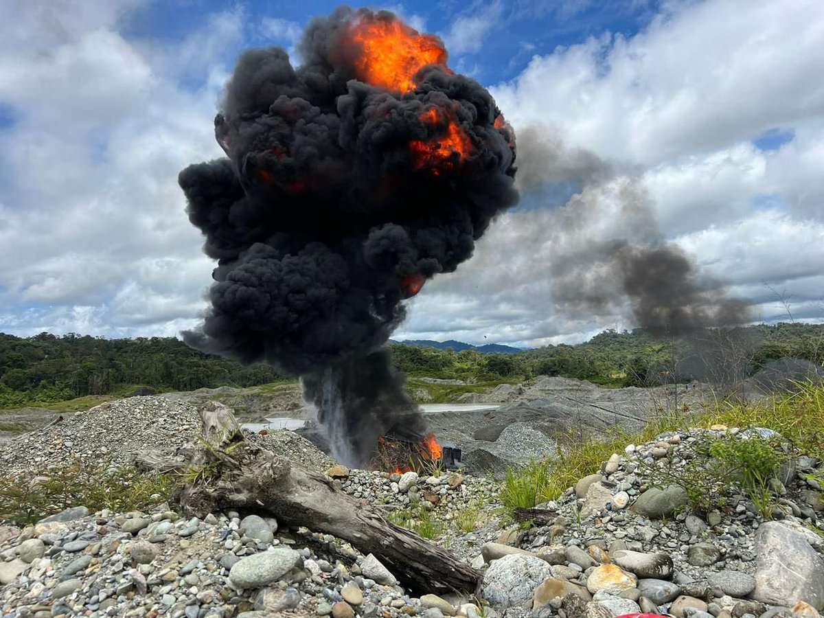 PedroSanchezCol's tweet photo. Quien se involucre en una actividad ilegal, debe ser consiente de los efectos jurídicos a los que se expone. 

¡Golpe estructural a la minería ilegal en el Cauca! Capturados operadores logísticos de las rentas criminales de alias ‘Mordisco’.

Gracias a una operación conjunta de nuestro @COL_EJERCITO, @PoliciaColombia y @FiscaliaCol, fueron capturados dos presuntos coordinadores logísticos de las rentas criminales de alias ‘Mordisco’, cabecilla del GAO-r ‘Jaime Martínez’. Estos individuos abastecían insumos para la explotación ilegal de oro en López de Micay.

Esta red generaba más de 2.000 millones de pesos mensuales, recursos con los que se financiaban armas, logística y expansión del cártel de Mordisco. 

Los capturados deberán responder por los presuntos delitos de explotación ilícita de yacimientos mineros y otros materiales, concierto para delinquir agravado y contaminación ambiental por el uso indiscriminado de recursos naturales no renovables. Golpeamos a esta estructura donde más le duele: en sus finanzas ilegales.

La minería ilegal es un crimen ambiental, social y económico.
Destruye selvas, contamina ríos y somete comunidades enteras. Esta operación protege la vida, el territorio y rompe el ciclo de violencia que financia la guerra.

Nada doblega a nuestras tropas.
Seguimos actuando con determinación para defender a Colombia.

¡Denuncie y ayúdenos a combatir el crimen!
•Contra el crimen: 314 358 7212
•Línea 107- 157
•GAULAS: 147 – 165
•Reclutamiento infantil: 141
Absoluta reserva.
¡Los buenos somos más! 🇨🇴