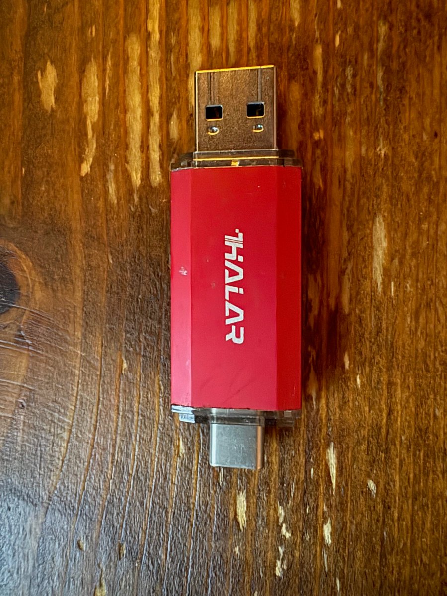 NetAppCreator's tweet image. usb-Cからusb-Aへのデータコピーに苦労した挙げく、こんなものが机の端から見つかる・・・