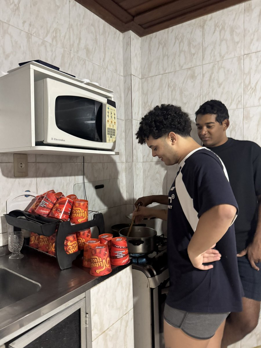 raikardi's tweet photo. E ainda reclamam do valor do open bar, olha como a casa fica depois, obrigado @Ludmilla pelo jogo de copos https://t.co/bzwl5gPNeG