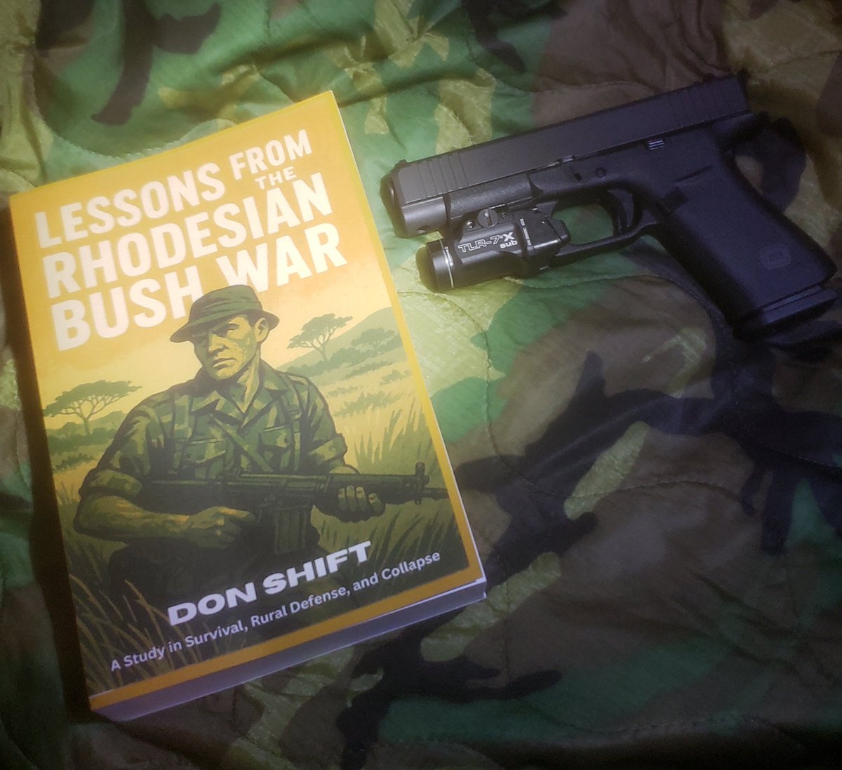 AGiantCrow's tweet image. It's here! @DonShift3
Baby Glock for size comparison.
She's thick. 625 pages.