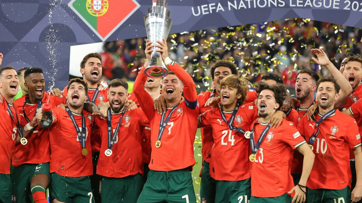 Ich nach dem @Forsaken53kj mich aus den retirement home geholt hat, um meinen 7. Div 5 Meistertitel hoch zu heben