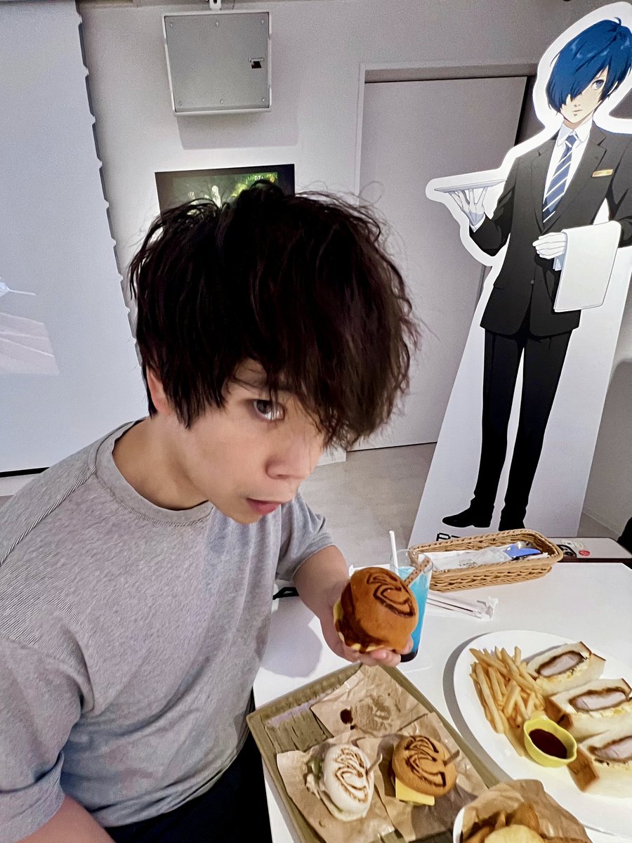 AleksLeVO's tweet image. flies to Japan to eat wilduck burger 🍔
#Persona3Reload