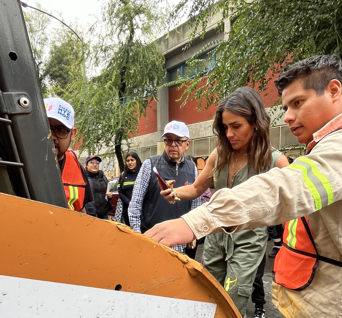 Servicios Urbanos. Alcaldía Cuauhtémoc. CDMX (@dgsu_alccuauh) on Twitter photo Con el liderazgo de nuestra alcaldesa <a href="/AlessandraRdlv/">Alessandra Rojo de la Vega</a> al frente, Santa María la Ribera se renueva 💪✨
#LimpiaCuauhtémoc dejó resultados:
🔆 45 luminarias
🌳 59 árboles podados
🚧 53 m² de bacheo
💧 1,125 m de desazolve
#LeTocaAMau #SantaMaríaLaRibera Con el liderazgo de nuestra alcaldesa <a href="/AlessandraRdlv/">Alessandra Rojo de la Vega</a> al frente, Santa María la Ribera se renueva 💪✨
#LimpiaCuauhtémoc dejó resultados:
🔆 45 luminarias
🌳 59 árboles podados
🚧 53 m² de bacheo
💧 1,125 m de desazolve
#LeTocaAMau #SantaMaríaLaRibera