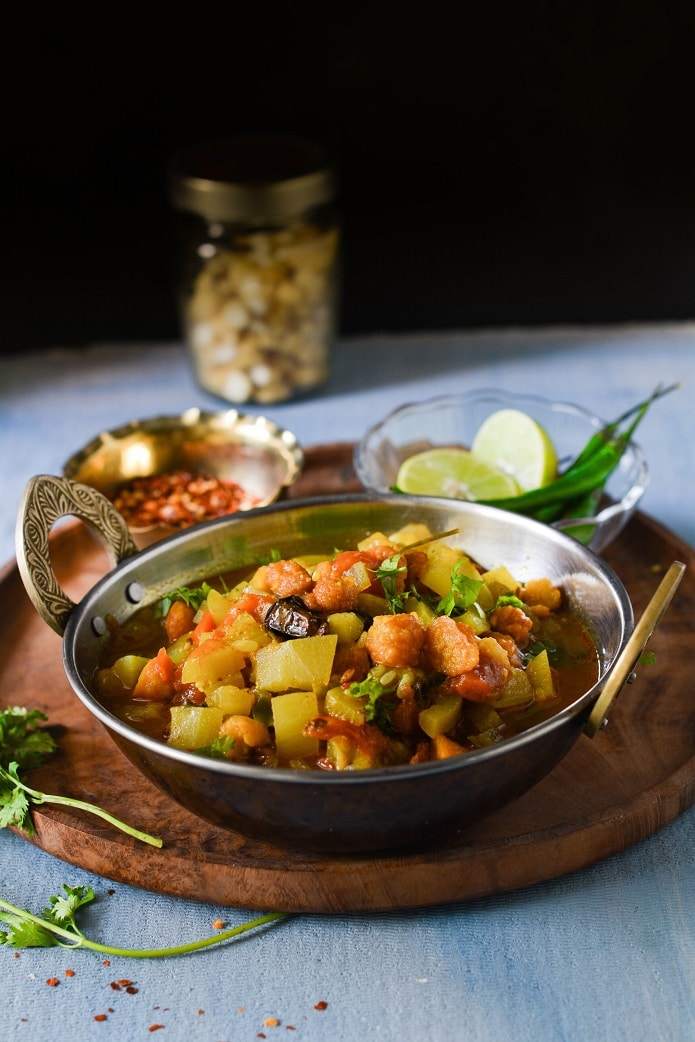 masala_magic123's tweet image. Dinner tonight: lauki ki sabzi, ghee on rice, and a squeeze of lemon on top 🍋🍛
It’s not everyone’s favorite, but today — it tasted just right.
#MasalaMagicKitchen #SimpleDinner #DesiEats