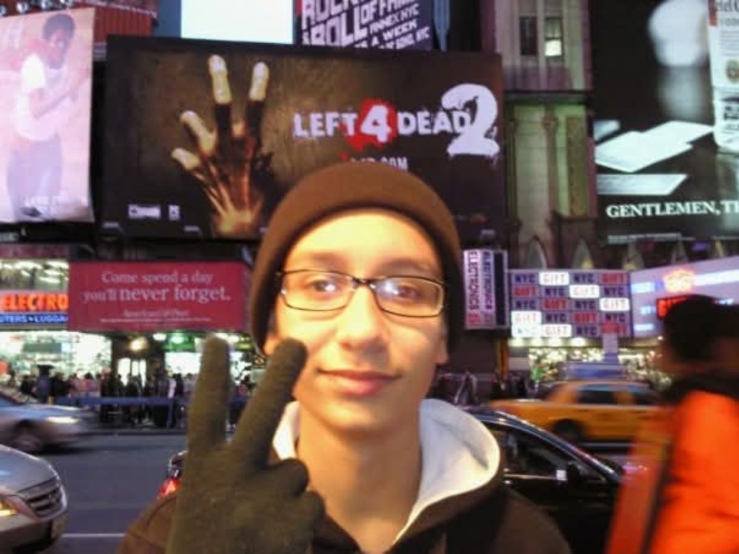bluetherobot's tweet image. NYC, 2009...
What I'd do for another good first person zombie game.