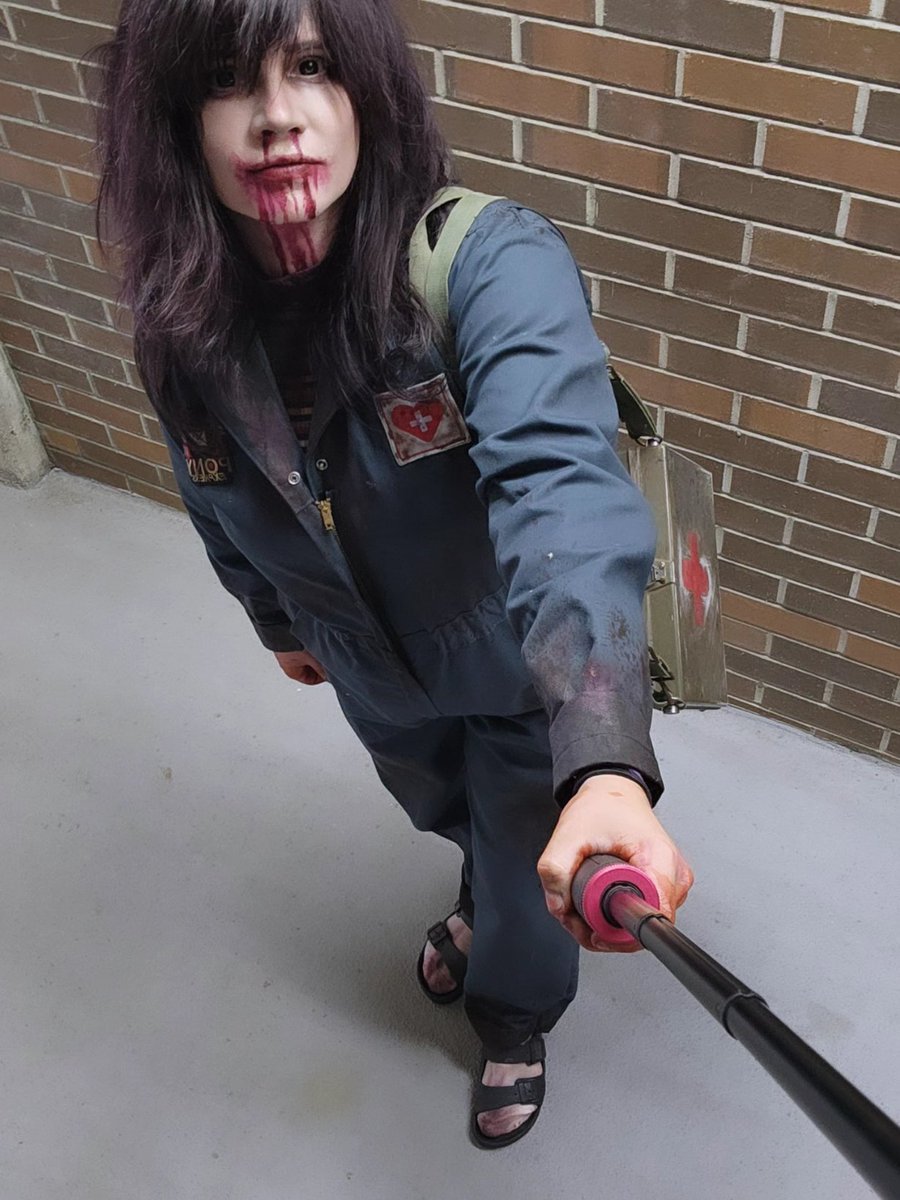 ZeeZombie's tweet photo. Kitsunekon just wrapped up. Got to run around as Anya for two days. #Mouthwashing #cosplay #animeconvention #videogames https://t.co/4OCz58ZQjC