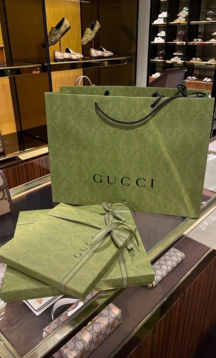 meteorprxnce's tweet image. he went shopping ,

and maybe
there&apos;s a gift
for @purplethwips 
in there .