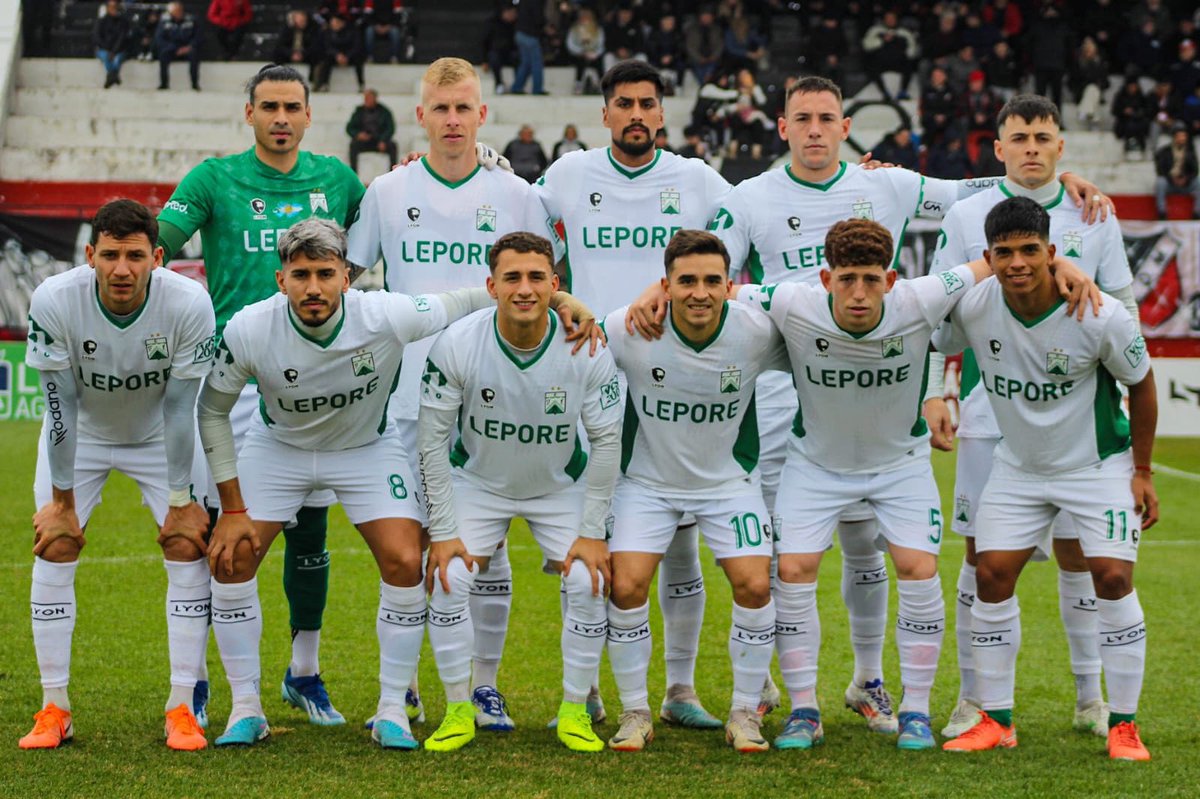 Respeten la camiseta, los colores, el escudo, la historia 
Si son burros mucho no podemos hacer pero por lo menos pongan un poco de voluntad 
Y si no quieren, tengan dignidad y váyanse, dejen de cobrar un sueldo de arriba a costa de los socios