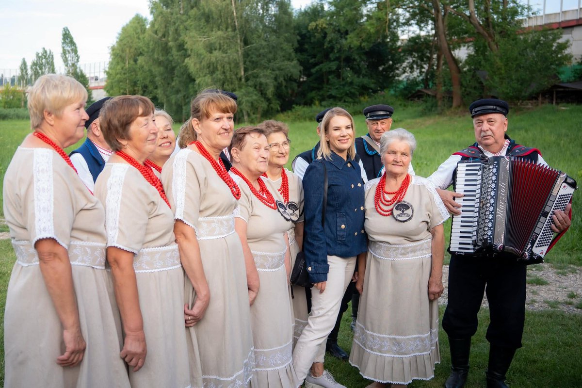 Trzeba przyznać, że jak Szefernaker zainscenizuje spontan i luz, to nie ma uja we wsi. A właściwie to jest i to nawet z akordeonem.
