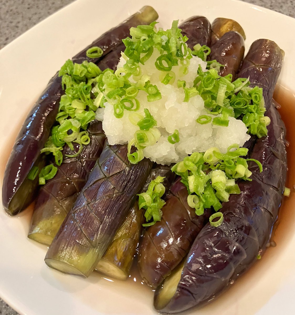 iwasakifarm's tweet photo. なすを縦半分に切り、皮に切りこみを入れ、アイラップで6分加熱。本つゆ、大根おろし、小ネギをかけると美味しく仕上がります。 https://t.co/WUidAkwLX9