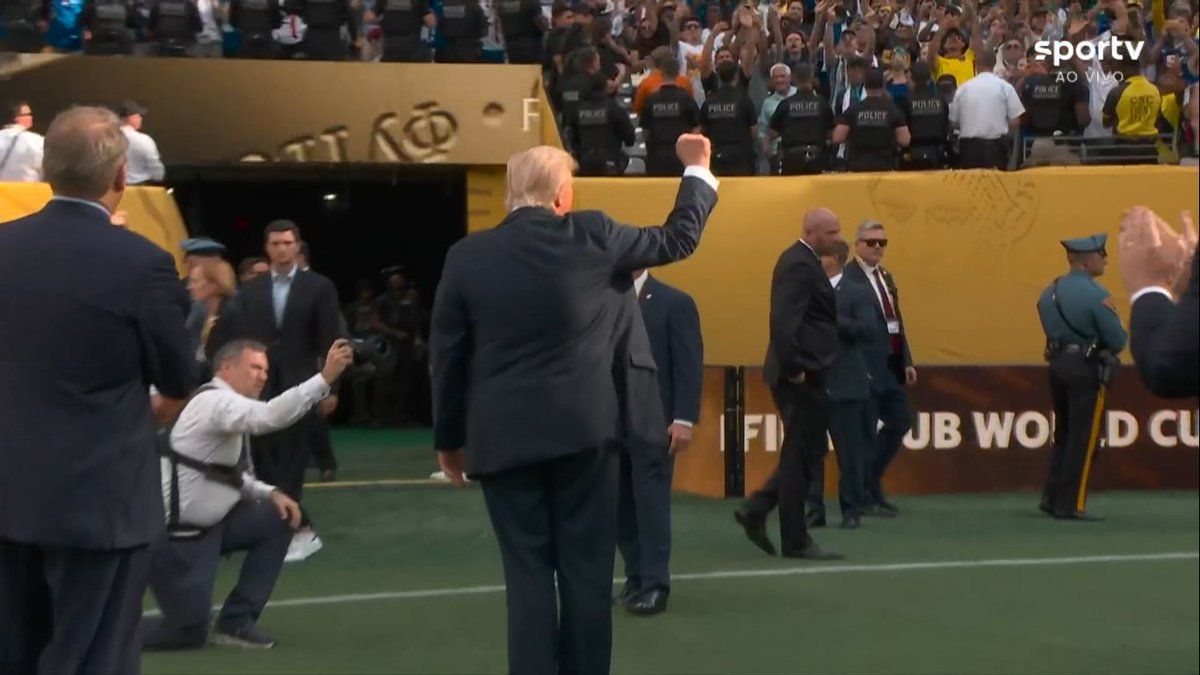 o tanto de policia pra evitar que alguem atire