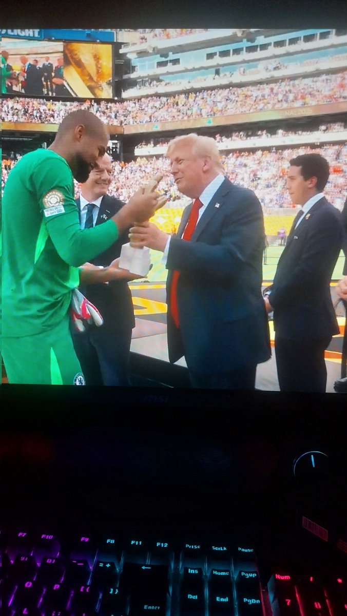 evalucsi's tweet image. gokil