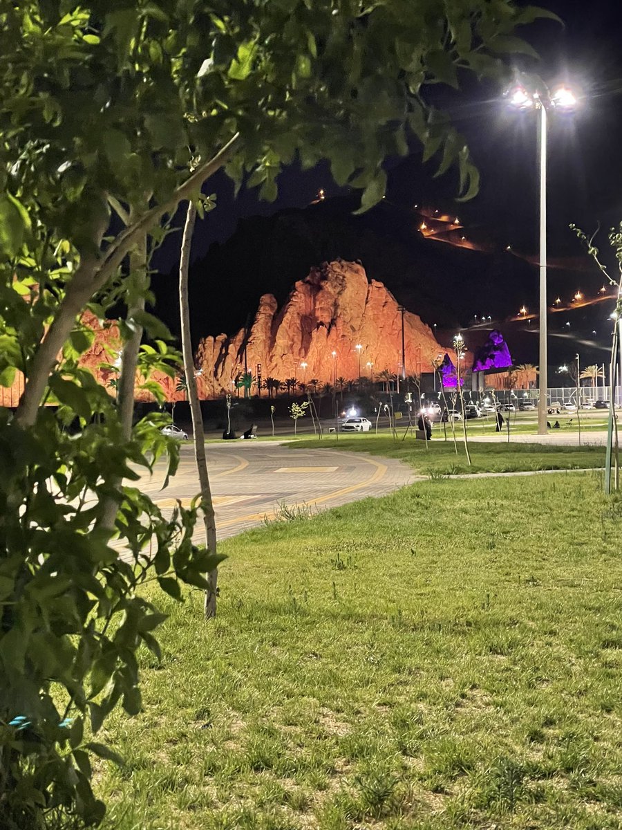 في الحياة : ستواجه صنفاً لا يفكر إلا بنفسه ، وآخر يخذلك في منتصف الطريق ،  وآخر ينكر معروفاً لك وكأنه لم يعرفك يوماً .
صباحكم سعادة دائمة وتوفيق من الله .
#صباح_الخير