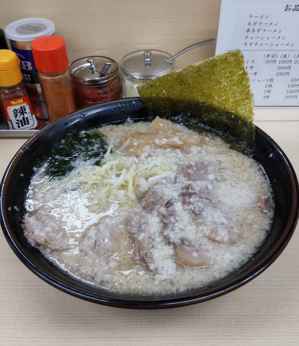 Surf09230428's tweet image. おはようございます☁ 昨日の🍜
野田市 ラーメン屋 セキグチさん
醤油チャーシューメン コテコテ
スープは塩味が抑えめのライト豚骨醤油🍜
麺はデホで柔めの中細麺🍜
煮豚チャーシューはホロホロ🍖
背脂で見えにくいですが🍖厚めが6枚🙌
美味しかったです😋ご馳走様でした🙇
#ラーメン屋セキグチ