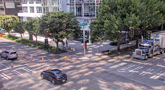 Tín hiệu nhấp nháy tại Fairview Ave N & Denny