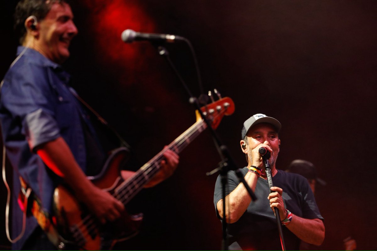 Lax’n’Busto ho ha tornat a fer! 💥

Un concert carregat d’història, emoció i himnes que han fet cantar i ballar tot l'auditori.

Gràcies per aquesta nit tan increïble! 🫶🏻