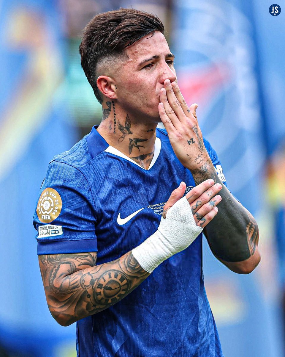 FaktaSepakbola's tweet photo. Tangis haru kebahagiaan Enzo Fernandez 🇦🇷

Setelah juara Piala Dunia negara bersama Timnas Argentina, kini ia juara Piala Dunia klub bersama Chelsea https://t.co/c2kRLoYnJV