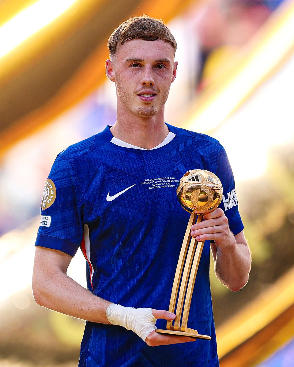 Cole Palmer pics up the Player of the Tournament award 🥶🥇✨