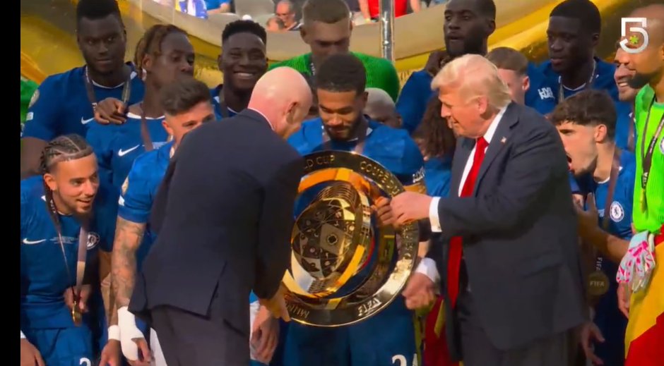 HashtagSpiruli's tweet image. Reece James with President @realDonaldTrump... or is it James Reece? 🤔 @TerminalListPV #DarkWolf @JackCarrUSA #CHEPSG #FIFAClubWorldCup2025 #FIFACWC