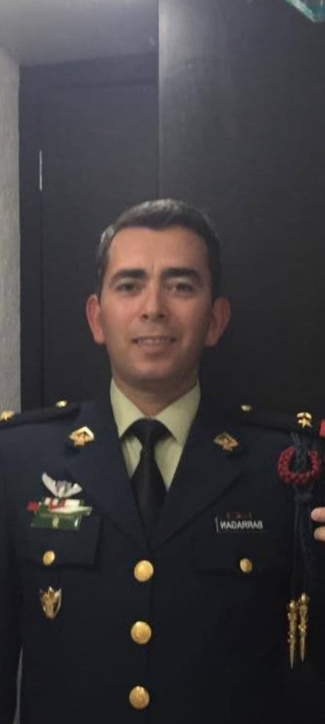 SanjuanaNews's tweet photo. 🚨 Imagina que te enamora un coronel que se muestra encantador, romántico y espléndido. Al poco tiempo de relación te confiesa que es casado, te embarazas, se enoja pero acepta a su hija, aunque elude su obligación de registrarla. Después, cuando en SEDENA le descuentan el 25 por ciento de su sueldo para la pensión, te pide que le regreses el dinero y utiliza su poder para intentar manipular la prueba de ADN. 
Esta es la historia de Hatzidy Colunga González y su lucha por la identidad de su pequeña hija 

Sufre viacrucis para obtener prueba de ADN
Mujer lidia con coronel que se niega a reconocer a su hija y dar pensión // Acusa a jueces de ser cómplices
Foto
▲ Hatzidy Colunga González afirma que José Barragán Chávez la amenazó y teme por su integridad y la de la niña.Foto La Jornada
Sanjuana Martínez
 
Periódico La Jornada
Domingo 13 de julio de 2025, p. 9
¿Cómo es posible que existan jueces capaces de transgredir los derechos de los niños? La pregunta retórica la hace Hatzidy Colunga González, con un tono de desolación y angustia, porque desde hace dos años lucha por una prueba de ADN y promovió un juicio por el reconocimiento de paternidad y otorgamiento de pensión de alimentos, contra el coronel de infantería del Ejército Mexicano de la Secretaría de la Defensa Nacional, José Barragán Chávez.

Su hija N.C.G. nació el 27 de abril de 2022 diagnosticada con hemiparesia. El coronel, en ese momento agregado militar y aéreo adjunto a la embajada de Canadá, recibió la foto de la bebé y escribió: Es un angelito, hasta ahora que la veo la siento muy fuerte en la sangre que corre por mis venas. Tiene la na-ricita como en mi familia por parte de mi papá, dijo en el mensaje enviado por celular, cuya copia fue entregado a La Jornada.

Rechazo parental

Hatzidy de 46 años es abogada del Poder Judicial federal y vive en Saltillo, Coahuila, donde conoció al coronel en octubre de 2019 cuando fungía como subcomandante del 69 Batallón de Infantería, e iniciaron una relación de noviazgo.

Al pasar los meses, después de viajar por Europa y acudir en varias ocasiones a su lugar de trabajo donde la invitaba a clases de tiro y desayunos, le confesó que era casado y tenía dos niñas viviendo con él en el mismo batallón.

No sospechaba. Él vivía con ellas en la unidad habitacional a donde me llevaba e incluso invitó a mi mamá también. Ahora sé que me mostró una fachada, se presentaba como muy educado, muy culto, de mucho mundo. Así fue tejiendo su red para engancharme y para enamorarme con mucha adulación.

Con dos años de relación, al anunciarle en septiembre de 2021 que estaba embarazada, su reacción fue de rechazo, le dijo: Tú no me cuidaste, tú sabes que yo no puedo. Y a partir de ese momento, Hatzidy cuenta que vivió un periodo muy dificil: “Se jalaba los cabellos diciendo ‘esto no puede ser, yo tengo familia, no me puedo hacer responsable’”.

Añade: Aunque él me decía que tenía a su familia, también que no me quería perder. Me aseguraba que quería una hija. Decía que él hacía puras niñas y así fue. Me dijo que de esa forma sería su mujer por siempre. Y luego compró casa en Saltillo. Yo le decía, pero si estuviste diciendo mucho que querías una niña.

En febrero de 2020 lo cambiaron a la Ciudad de México, al departamento de Contraloría en la Secretaría de la Defensa Nacional (Sedena) y en diciembre de 2021 lo envían a la embajada de México en Ottawa, Canadá.

A partir de entonces me prometía que iba a cumplir, aunque me hablaba para quejarse. Fue un juego de violencia emocional de septiembre a diciembre de 2021. El 24 de diciembre me habló para decirme que no le habían definido, pero finalmente se fue a Canadá y fue la última vez que supe de él y nunca me volvió a hablar, se desapareció.

En enero, a través del Facebook de la esposa, se dio cuenta que ya estaban viviendo en Canadá. A partir de entonces, vivió su embarazo sola, con depresión y algunas enfermedades.
@Defensamx1 @SEMAR_mx @CitlaHM @ONUMujeresMX 

https://t.co/VV8qOyZmi0