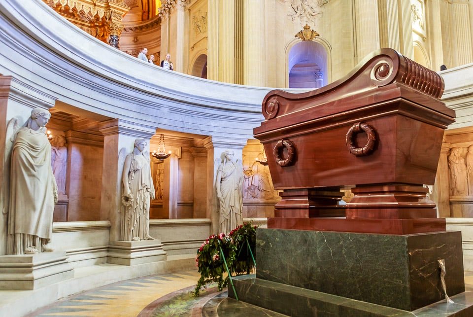 hekwoys's tweet image. Purple porphyry, the most precious Roman marble, came from one mine in Egypt, lost in the Arab invasions. Medieval and Renaissance porphyry was entirely recycled from ruins. Napoleon searched for it in Egypt in vain; his tomb is red quartzite. The English rediscovered it in 1823.