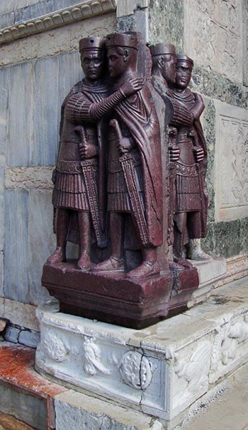 hekwoys's tweet image. Purple porphyry, the most precious Roman marble, came from one mine in Egypt, lost in the Arab invasions. Medieval and Renaissance porphyry was entirely recycled from ruins. Napoleon searched for it in Egypt in vain; his tomb is red quartzite. The English rediscovered it in 1823.