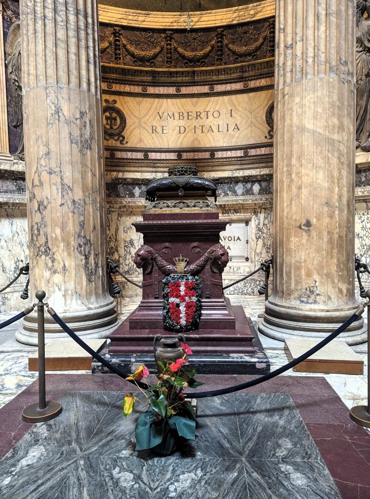 hekwoys's tweet image. Purple porphyry, the most precious Roman marble, came from one mine in Egypt, lost in the Arab invasions. Medieval and Renaissance porphyry was entirely recycled from ruins. Napoleon searched for it in Egypt in vain; his tomb is red quartzite. The English rediscovered it in 1823.