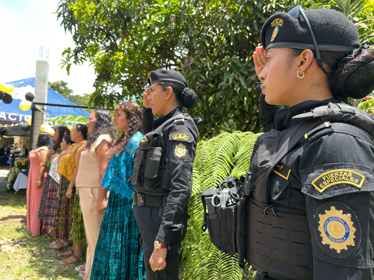 PNCdeGuatemala's tweet photo. donde ha participado, el alcalde municipal, Edwin Alfonso Catuc Maquin, la Gobernadora departamental, Dilia Margarita Có Coy, jefe del Distrito Nororiente comisario, Aroldo García, jefe de comisaría 51, Comisario Luis Pérez y jefe de Operaciones de la #DIFEP, Baltazar García. https://t.co/NwdXo3ayvl