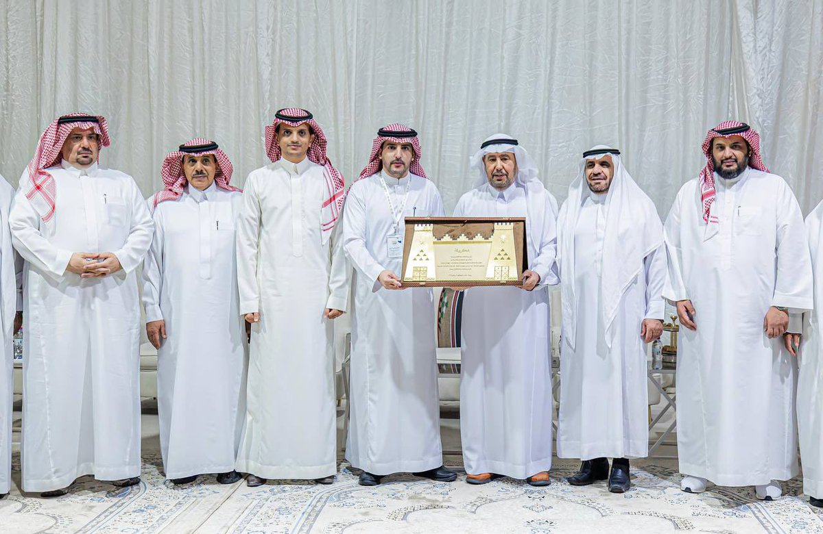 Mahafel1111's tweet photo. يتقدم المدير التنفيذي
لـ #مهرجان_صيف_البصر 
أ.أحمد اليحيى بالشكر الجزيل 
لأعضاء لجنة أهالي بريدة 
على التكريم ،والحضور الداعم للمهرجان. https://t.co/yOJKFqWqJu