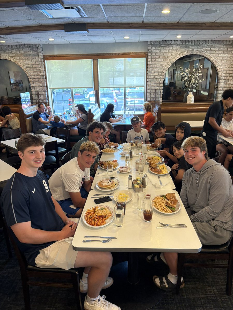 StaplesFootbal1's tweet image. Great breakfast at the @sherwooddinerct with our Future Wreckers who won the Breakfast with the Captains Auction.
GO WRECKERS!! #cthsfb