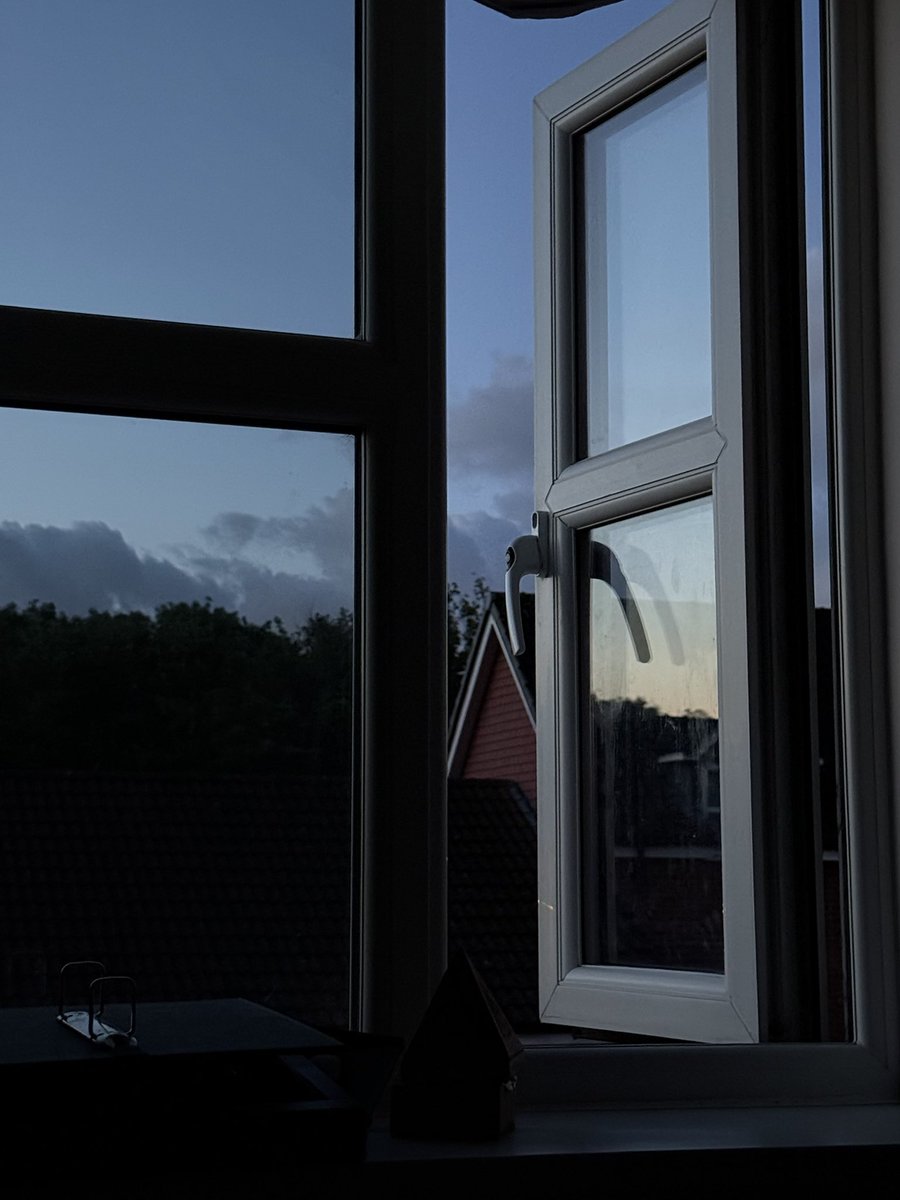 يا رب اللي من البارح يدوّر للفرج شبّاك 
تبطّل له شبابيكك وترسل له الفرج نسمه💙