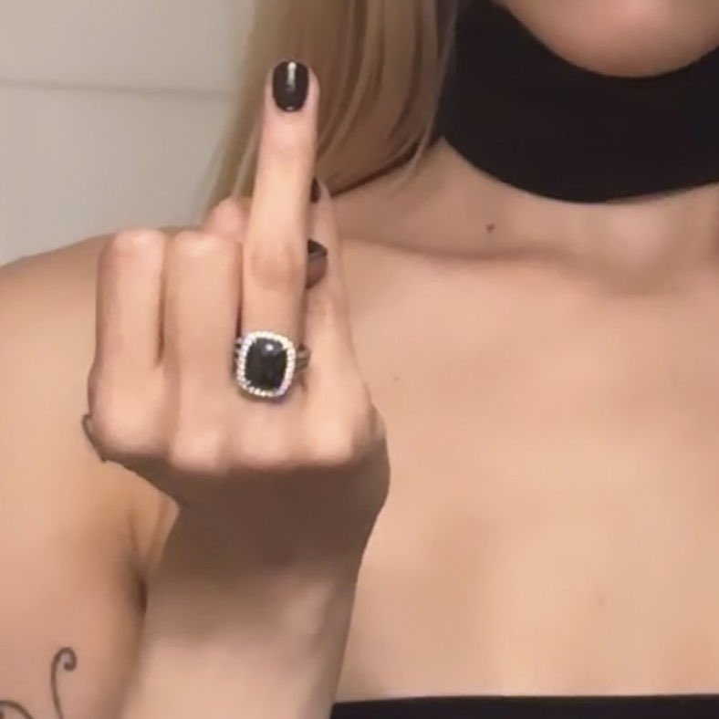 1975shadyfacts's tweet image. The 1975 Shady Fact #4: Matty Healy has reportedly sold his Fianc茅e Gabbriette's $18000 engagement ring to buy a lifetime supply of Matcha flavoured vapes.