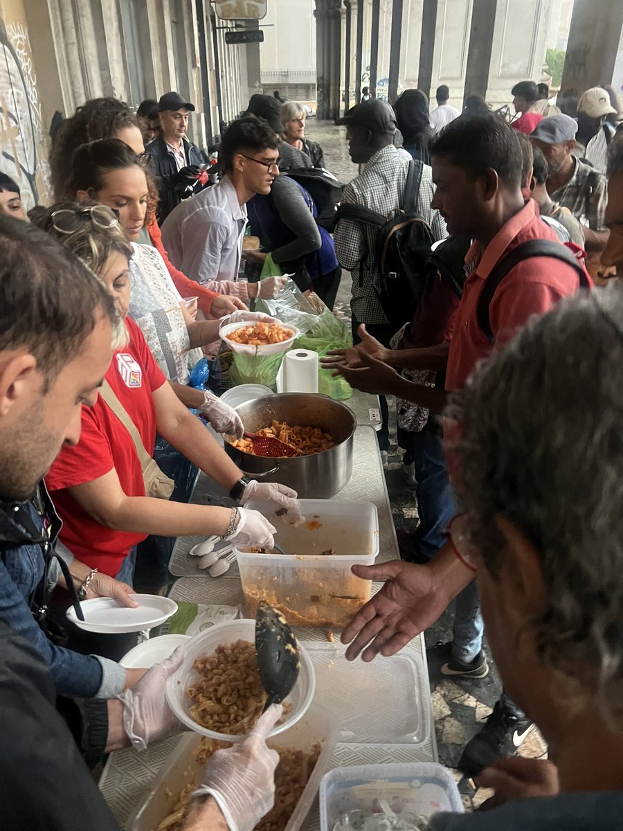 Sono circa 260 domeniche di fila che serviamo la cena a #homeless a Roma. 5 anni in cui abbiamo incontrato centinaia, migliaia di persone. Molte sono morte, nell’indifferenza generale, altre continuano ad arrivare, perché senza documenti non puoi lavorare, né affittare casa